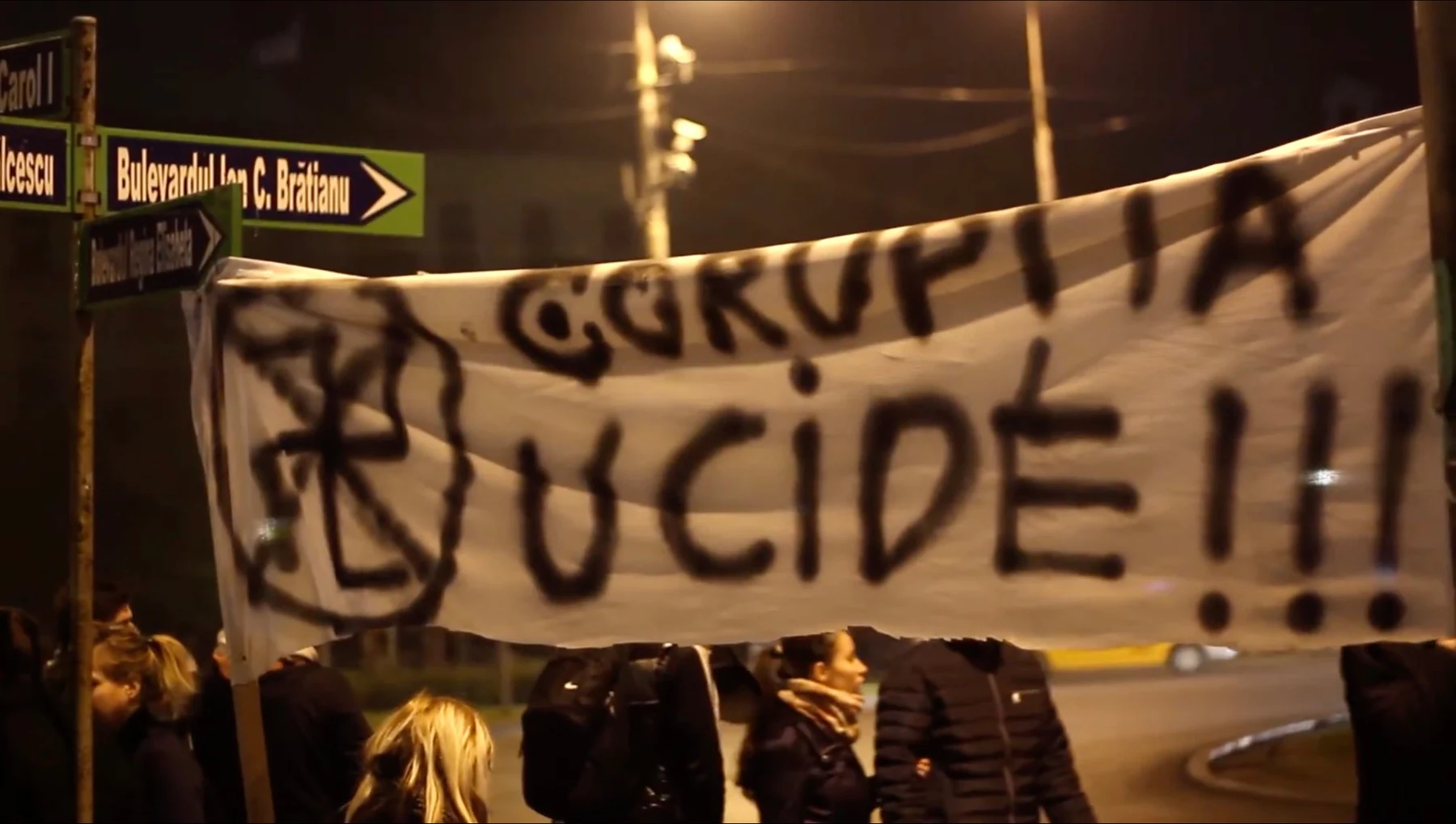 Protest banner at night from Portavoce